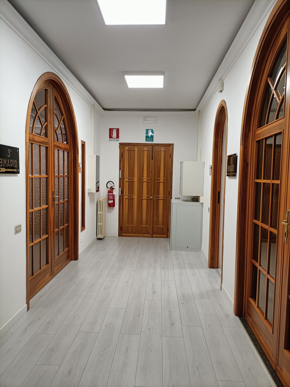 Interni del centro uffici con accesso ai vari uffici