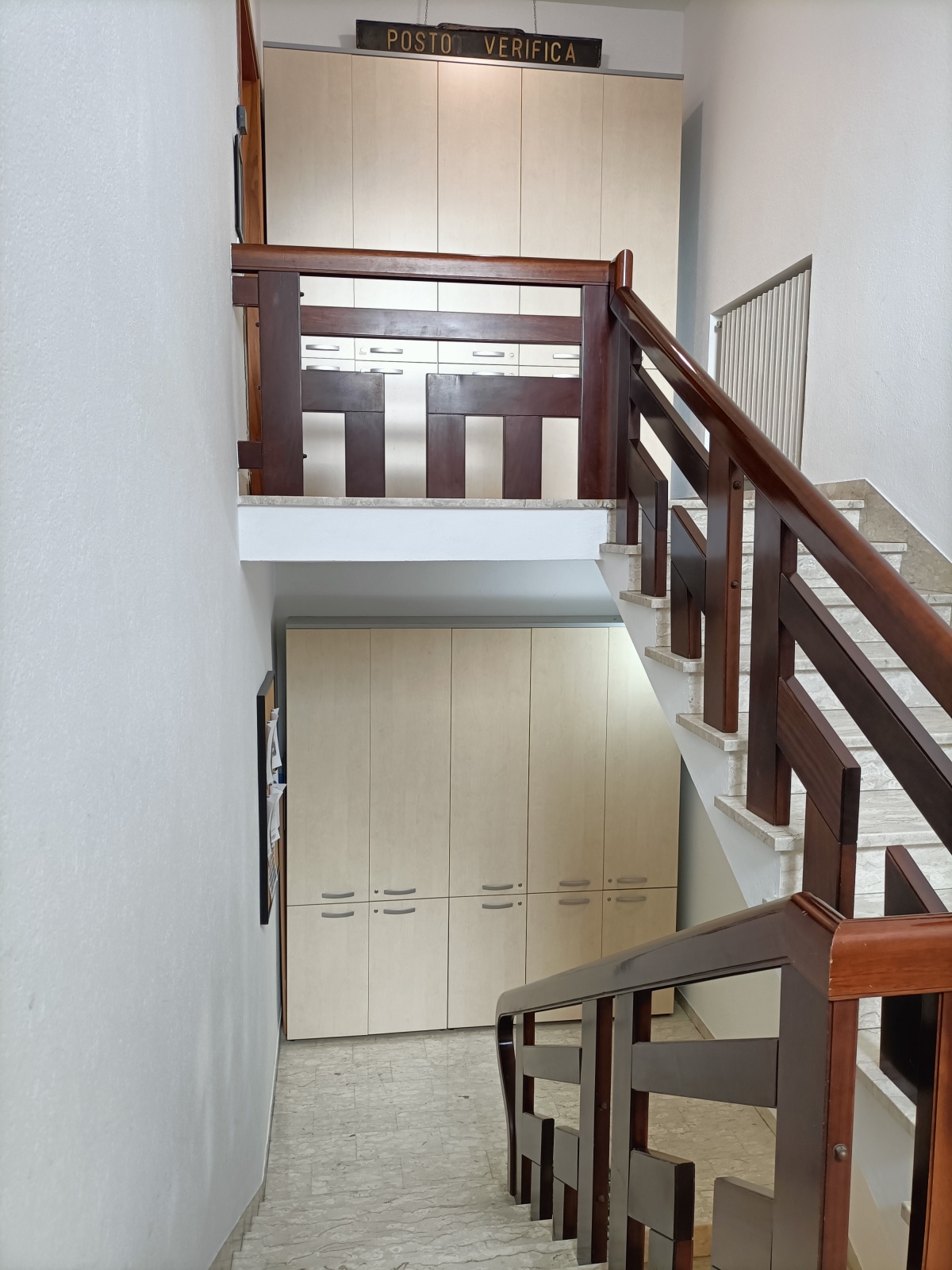 Scala di accesso al primo piano del centro uffici