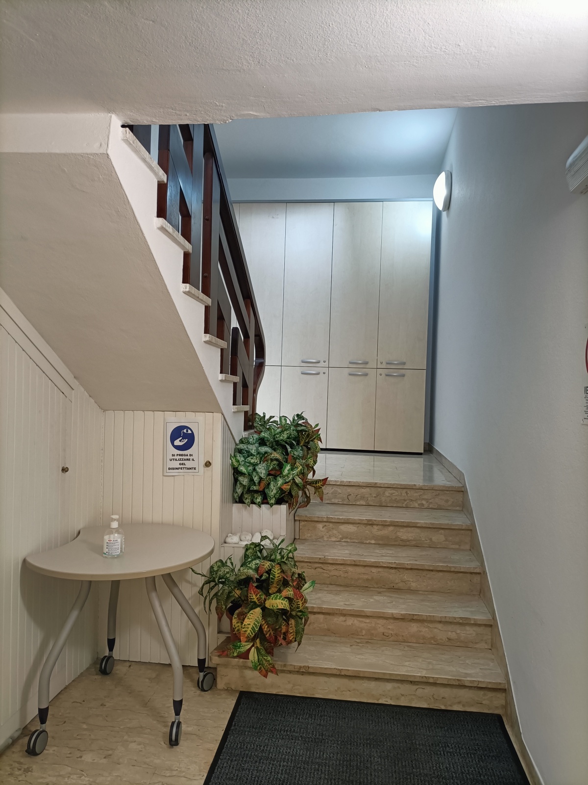 Scala interna del centro uffici a Santa Maria a Monte