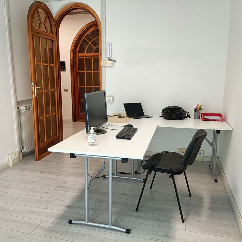 Ufficio arredato nel centro servizi Via Francesca 92